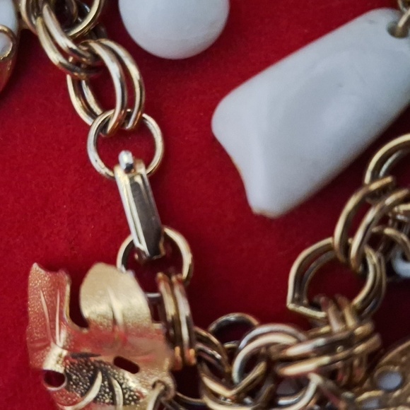 EUC Vintage Goldtone and White BRACELET 7.5" - Picture 3 of 4